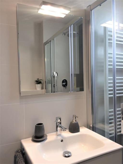 Lovely & Bright Vila Olimpica Beach Apartment Barcelona Buitenkant foto